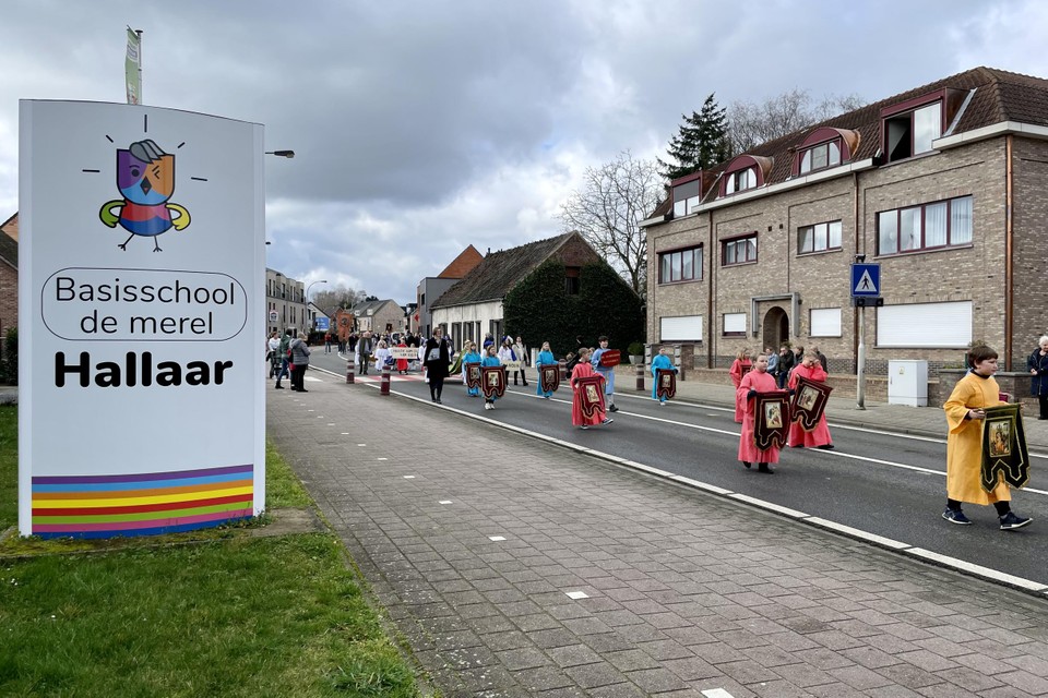 De leerlingen stappen langs hun school.
