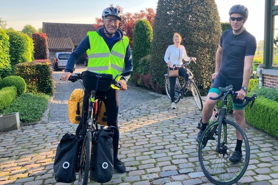 Sus Vissers’ zoon Jeroen fietste zondag het eerste stukje mee met zijn vader.