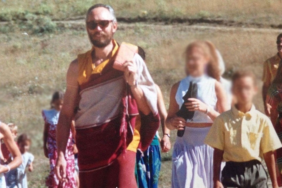 Brusselaar Robert Spatz (met zonnebril) liet zich vereren en aanspreken als Lama Kunzang. 