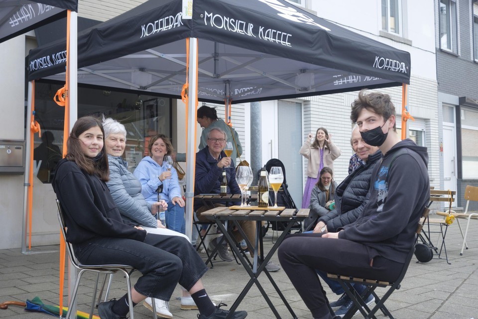 Ook het bescheiden terras van Monsieur Kaffee liep goed vol.