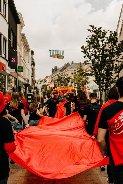 De rode parade trekt ’s namiddags door de straten.