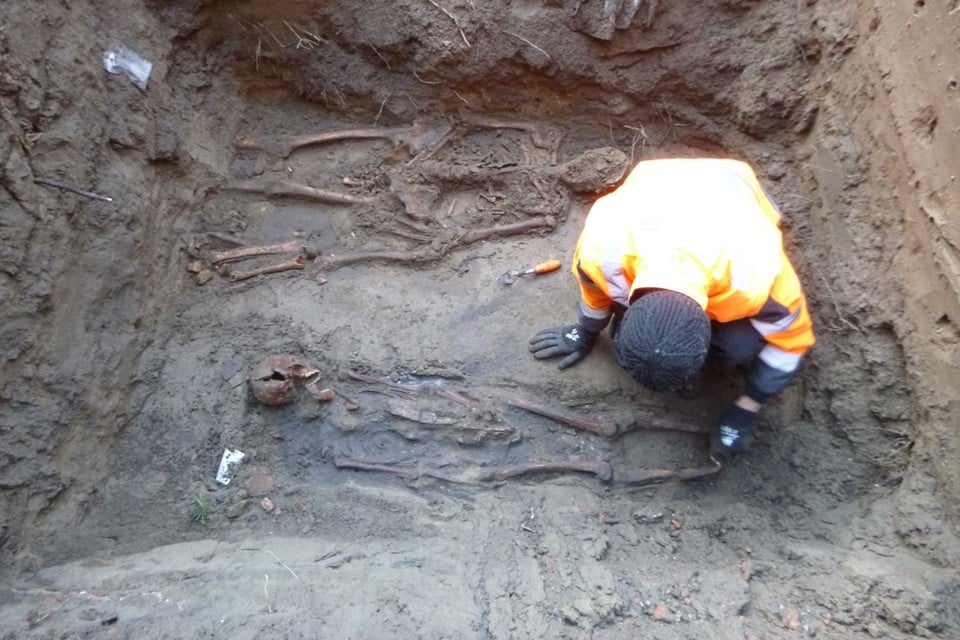 Rond de Sint-Willibrorduskerk van Kasterlee legden archeologen enkele oude graven bloot. 
