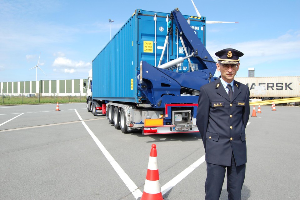 Kristian Vanderwaeren, administrateur-generaal van de Douane en Accijnzen, bij de ‘sideloader’, waarmee containers kunnen worden opgepikt. 