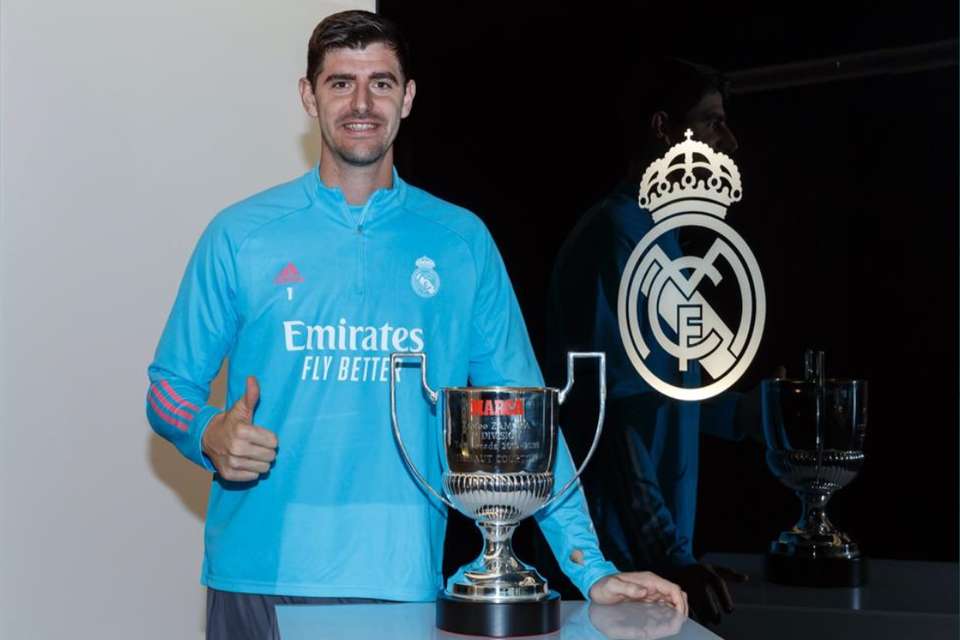 Thibaut Courtois met zijn nieuwe trofee.