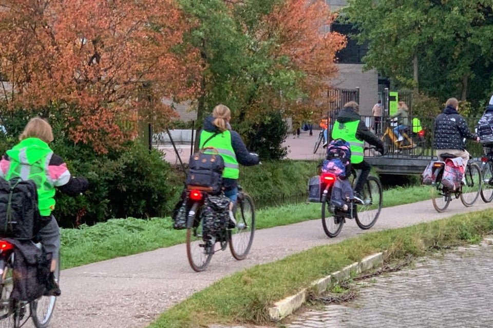 De scholen willen leerlingen stimuleren om hun fluohesje te dragen op de fiets.