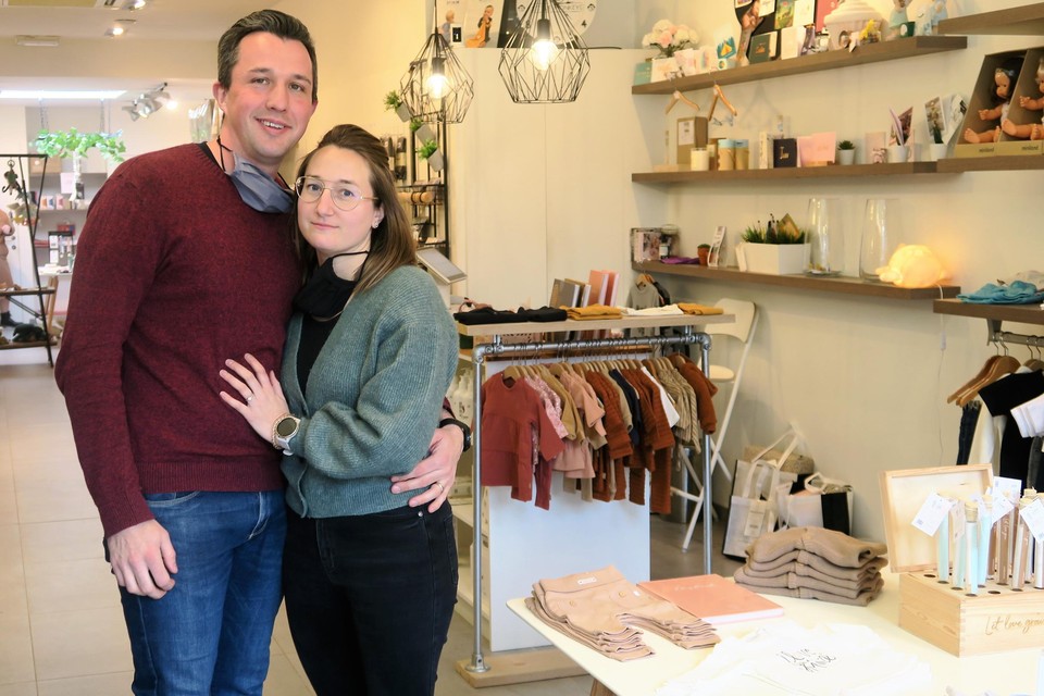 Evy Thys en Tom Wensel in hun Little Monkeys. “Na de uitverkoop terug tijd voor onze opgroeiende aapjes thuis al valt dit afscheid zwaar.”