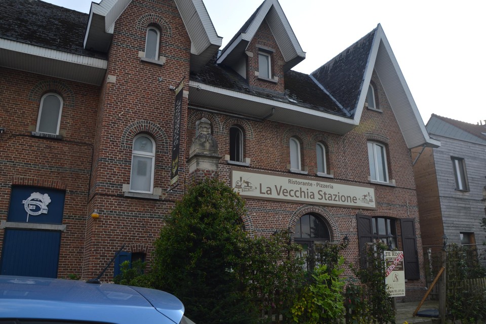 De oude tramstatie wordt verbouwd tot vijf appartementen. De voorgevel blijft wel bewaard.
