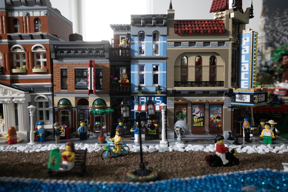 In het Lego-dorp brandt ledlicht in de huisjes. 
