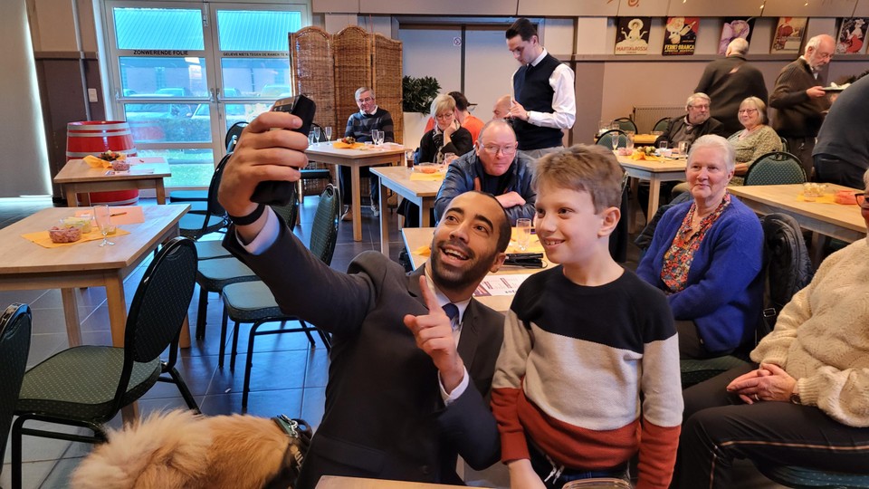 Sammy Mahdi nam een selfie met Alexander Vissers (8) die hem vroeg om ook aan de jeugd te denken.