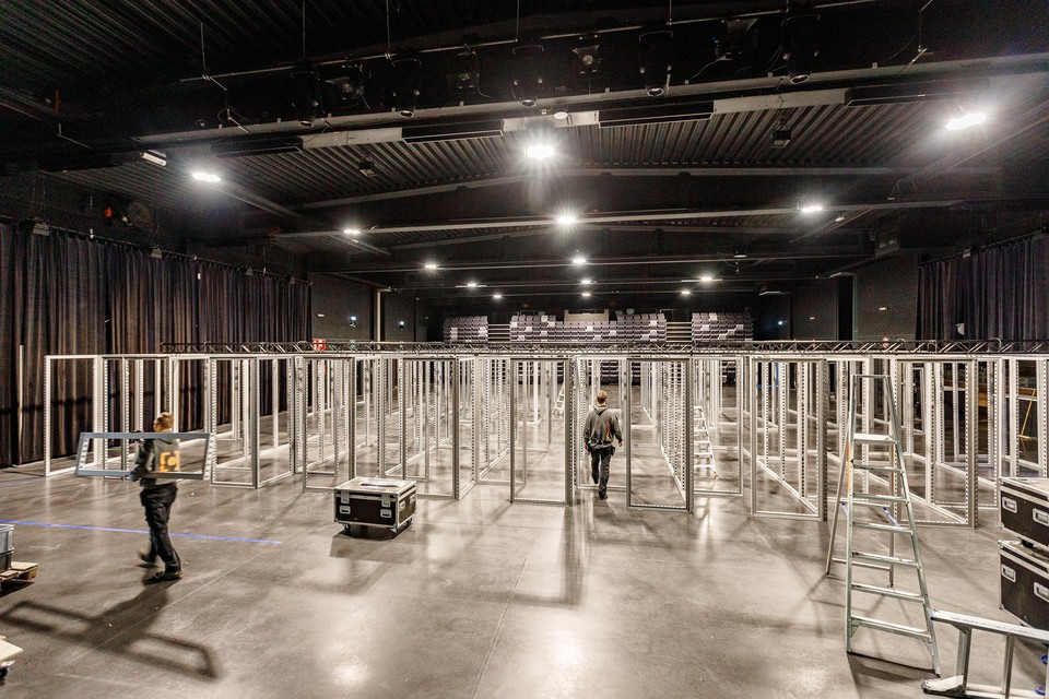 De opbouw van het vqccinqtiecentrum in CC De Mol vordert heel vlot.