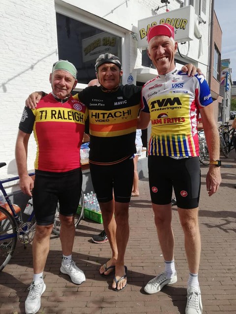Kameraden Patrick Van Staeyen en Marc Van Buggenhout met in hun midden Ludo De Keulenaer enkele jaren geleden op een retrokoers.