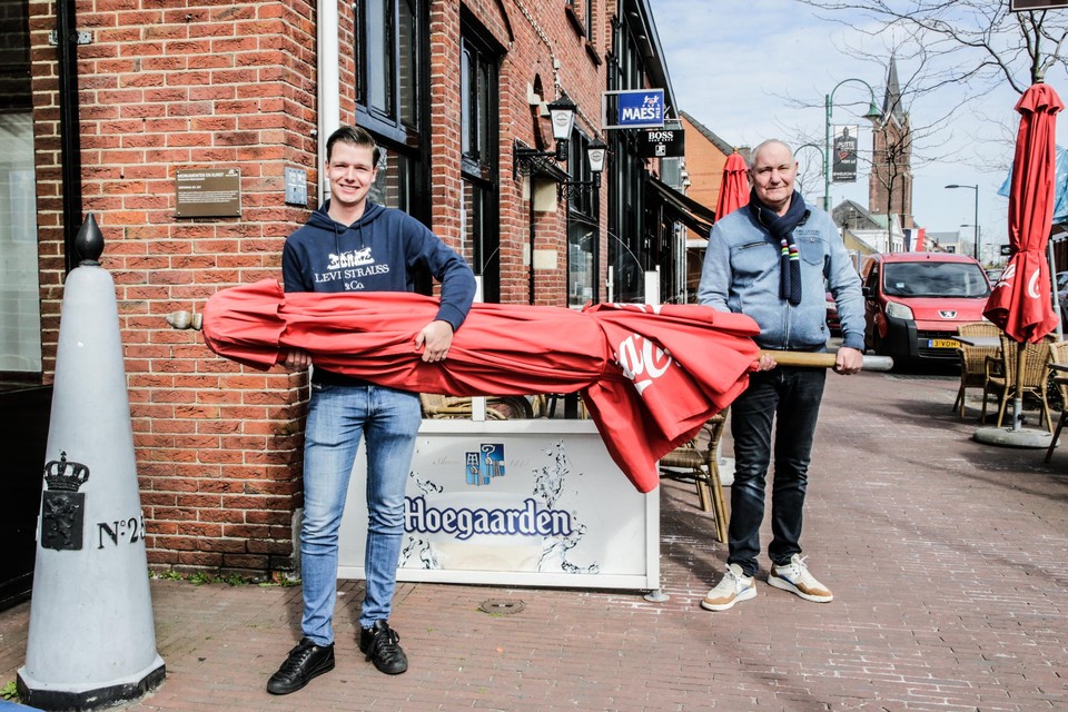 Kees Duijs (rechts) van taverne Grenszicht in grensdorp Putte begint er morgen met een klein hartje aan.
