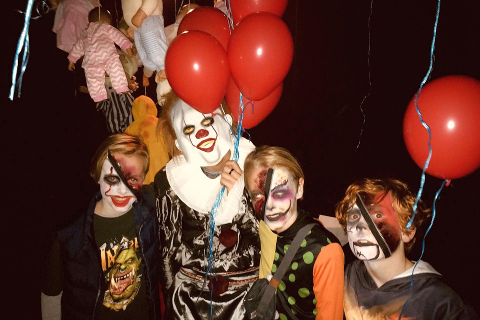 Clown Pennywise uit de horrorfilm It maakt het even gezellig met wat kinderen.