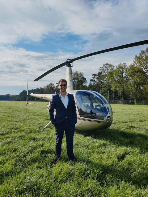 Jeroen Liekens in ware Christian Grey-stijl.