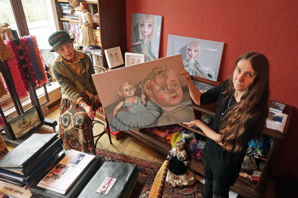 Annick Collet (rechts) is een van de eerste kunstenaressen die tentoonstelt in Galerie Walden. Links galeriehoudster Renée Van Hekken.