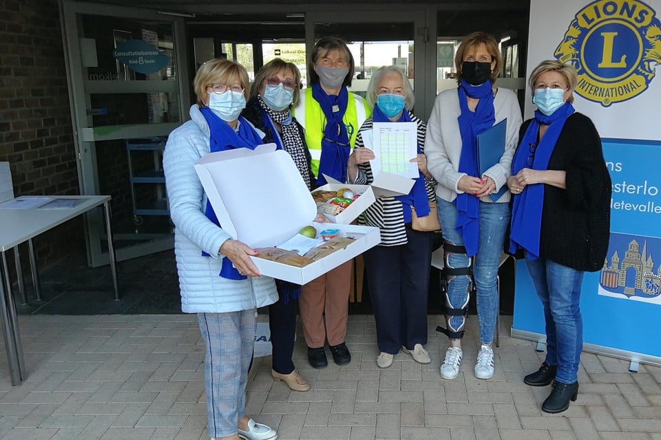 Mia Van Hove, Mie van den broeck, Christel Onsea, Monique Truyts, Annemie Ramon en Lief Wynants deelden de ontbijtmanden in Westerlo uit.