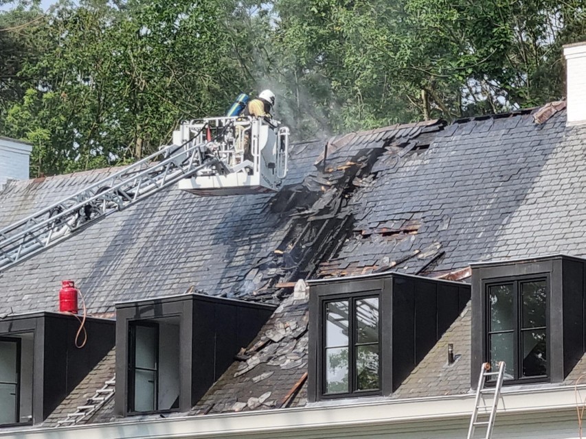 Brandweermannen moesten het dak nog een stuk openbreken om zeker te zijn dat alle vlammen waren gedoofd.