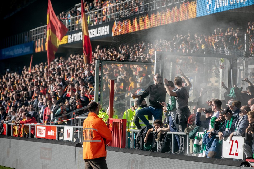 Enkele duizenden fans van KV en zo’n 600 supporters van Racing woonden de vorige derby bij.