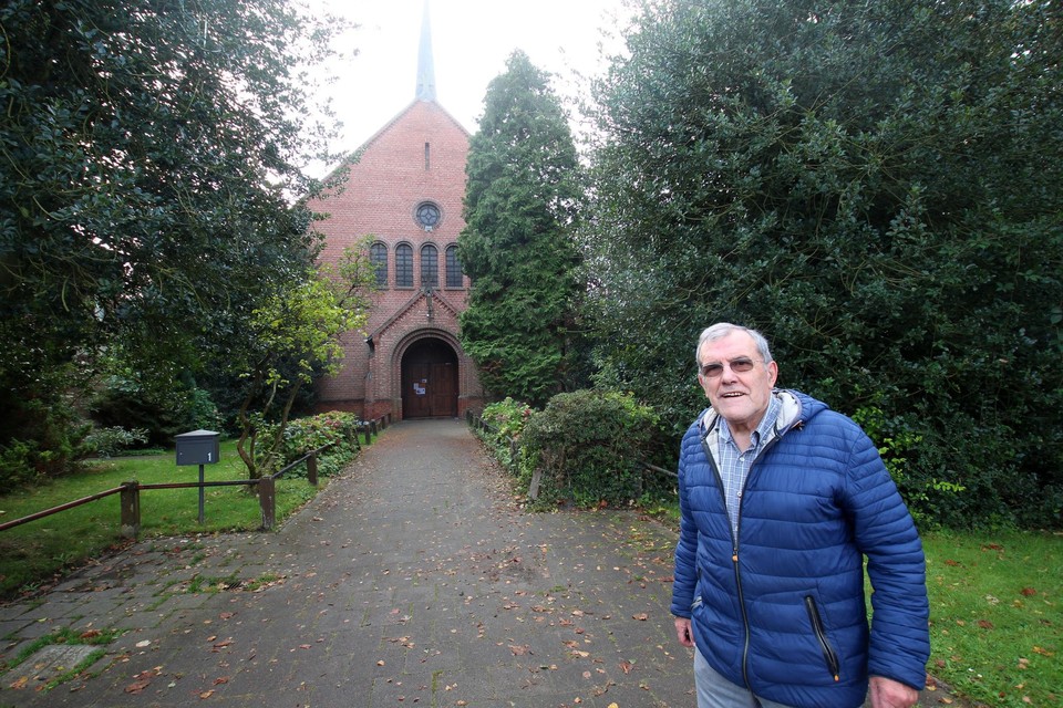 Jef heeft de deur van de Heilige Familiekerk achter zich toe getrokken.