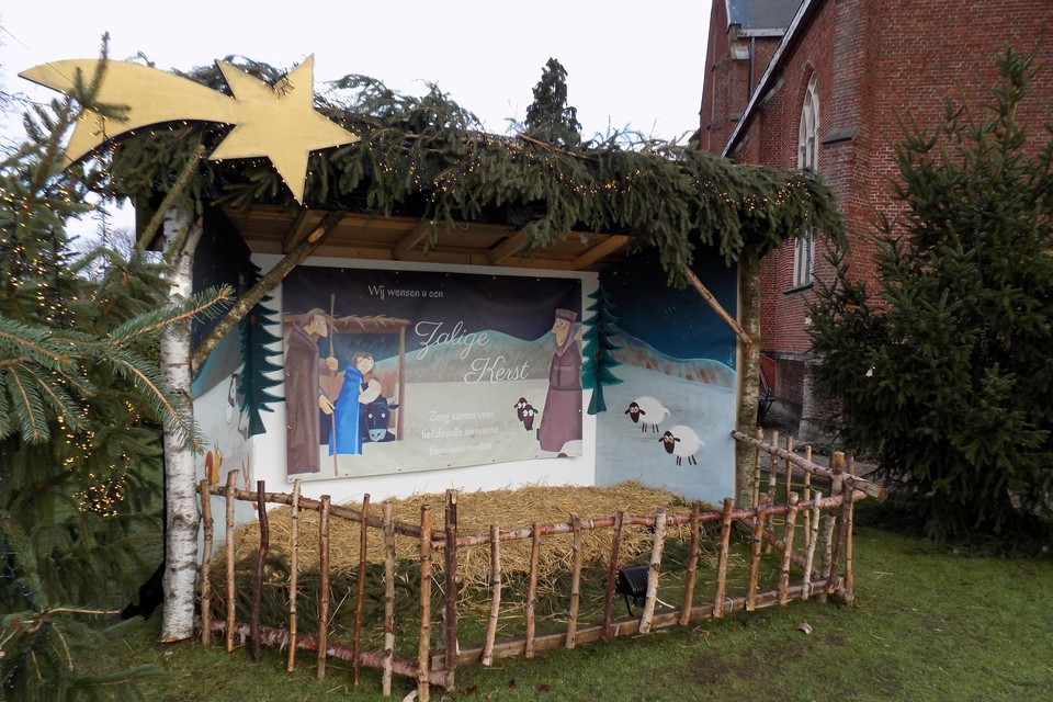Deze alternatieve kerststal aan de kerk in Wechelderzande is opgebouwd rond een spandoek met een tafereel met tekst. Elke avond projecteert de KWB op het doek een filmpje van een kerstverhaal. 
