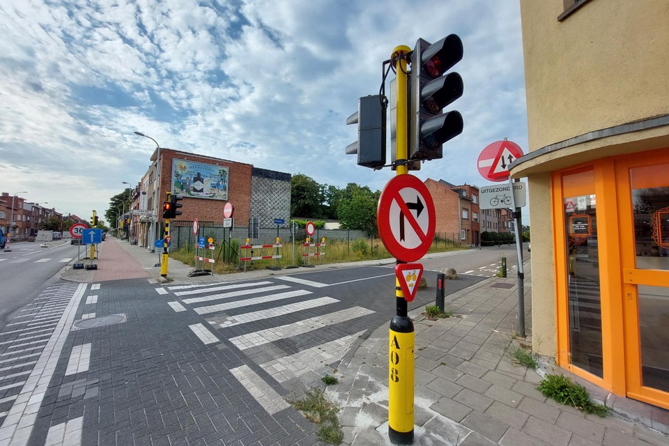 Volgens het ene bord mag je niet rechts afslaan, maar een tijdelijk bord duidt dan weer het tweerichtingsverkeer in de Dellingsstraat aan.