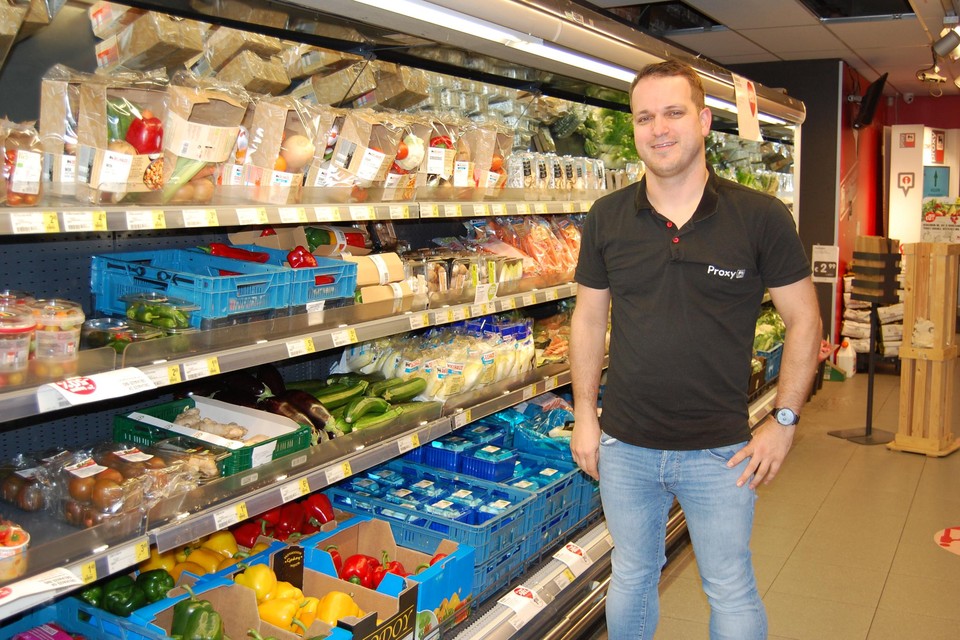 Zaakvoerder Geert Hontis van Proxi Delhaize Beveren zoekt een organisatie om het overschot aan verse producten weg te geven.
