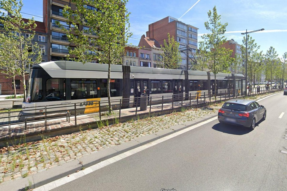Op het moment dat de fietser de tramsporen wou oversteken op de Italiëlei kwam er een tram aangereden.