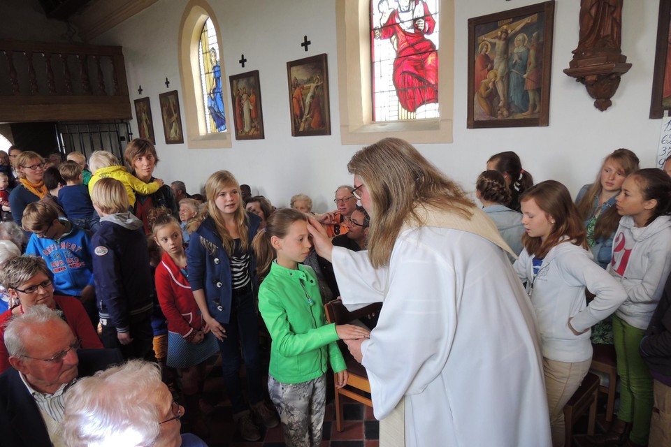 De kinderzegening in de kapel.