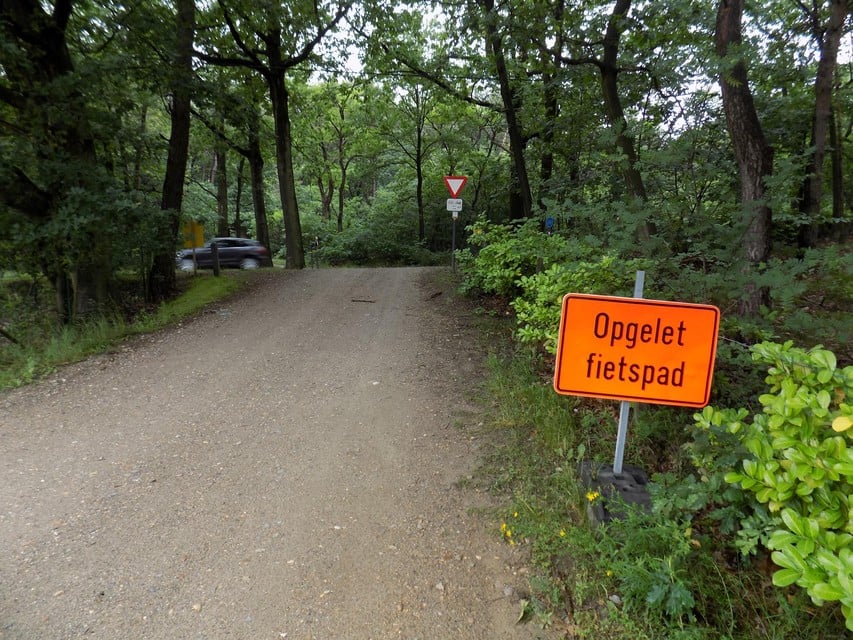 Het steile weggetje van de Bekenbaan richting de Herentalsesteenweg wordt deels verhard.