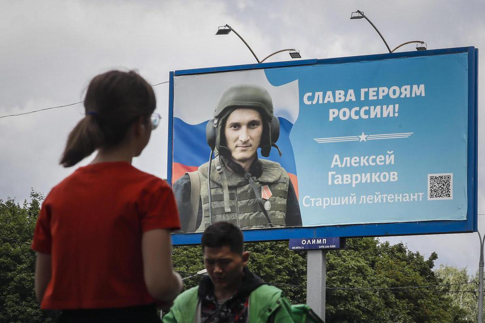 “Glorie aan de helden” staat er op dit bord met een Russische soldaat in Moskou. Een aantal van die “helden” zou deserteurs in Oekraïne martelen. 
