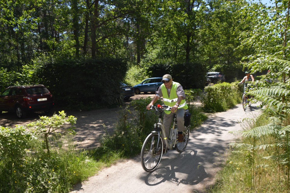 Fietsers langs de huidige hoofdparking in de Peggerstraat, die bijparking wordt.