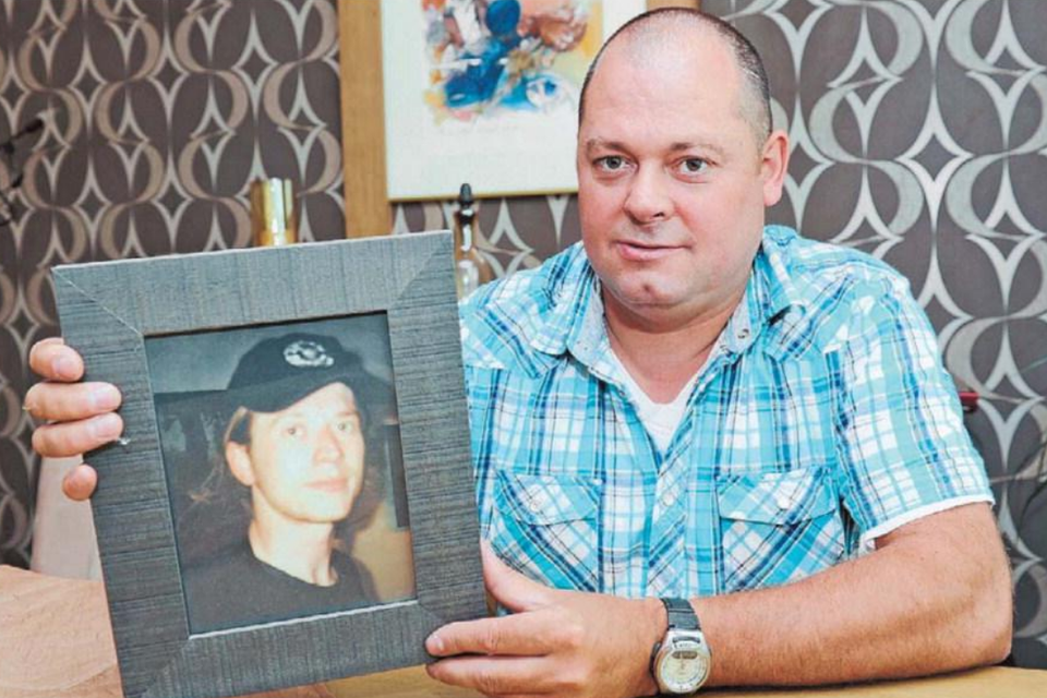 Bart Jacobs in 2010 bij het portret van zijn broer Joël, die op 17 oktober 1999 dood werd teruggevonden.