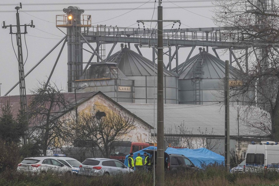 Het getroffen graanbedrijf in Przewodów, een dorp in het uiterste oosten van Polen.  