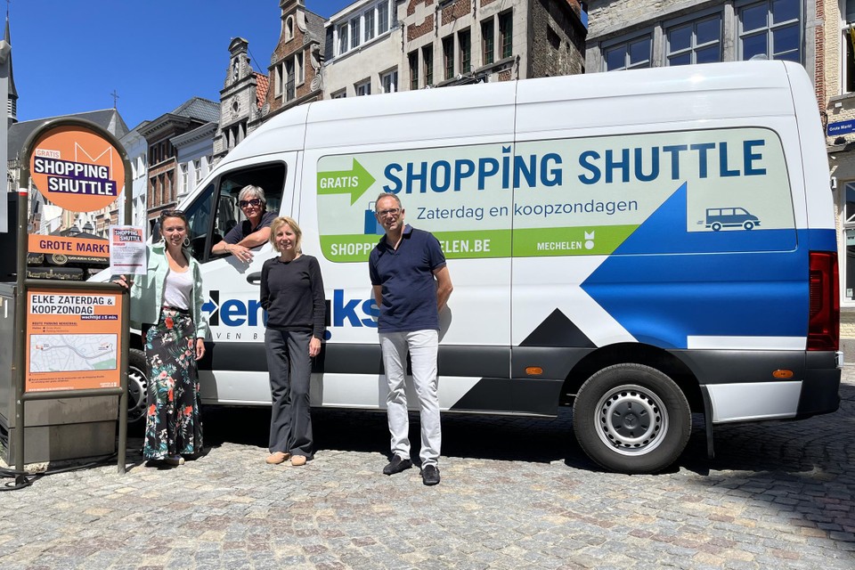 Anita Luytens is een van de chauffeurs die de shopping shuttle verzorgt. Schepenen Vicky Vanmarcke en Greet Geypen en handelsvoorzitter Geert Milis zijn enthousiast. 