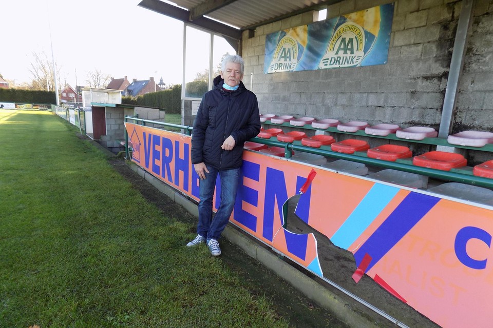 Terreinverzorger Marcel Gorrens van KSV Oud-Turnhout toont een beschadigd reclamepaneel rond een van de velden. De club is het aanhoudend vandalisme meer dan beu. 