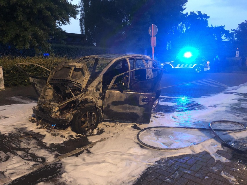 De auto is helemaal vernield.