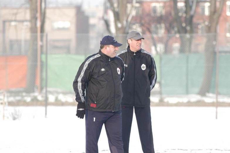 Denis Fraeyman (links) op het trainingsveld aan de Bosuil. 