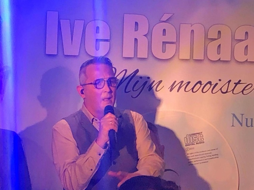 Ive Rénaarts op het podium tijdens de voorstelling van zijn nieuwe cd. 