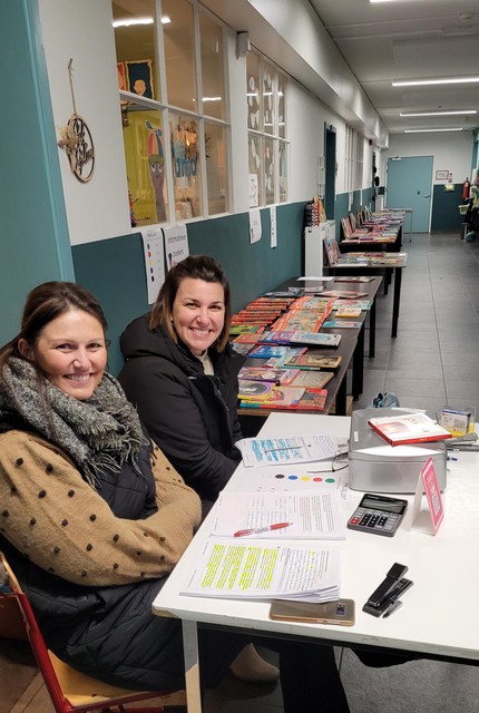 De juffen Katrien en Corinne organiseerden met de leeswerkgroep een tweedehandse boekenmarkt. Foto Elke Lamens 