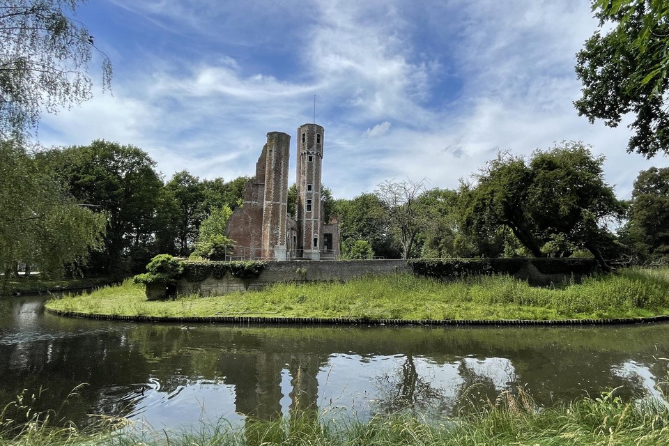 Een drone meet de ruïne en het kasteeleiland op.