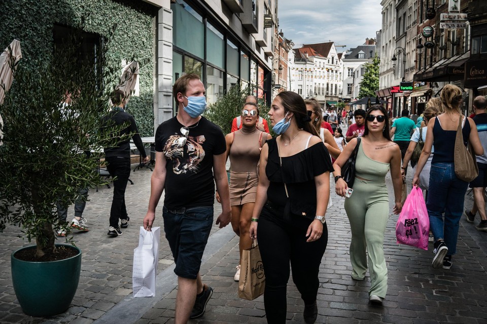 Ondanks de verplichting shoppen velen in de Brusselse voetgangerszone zonder mondmasker op.