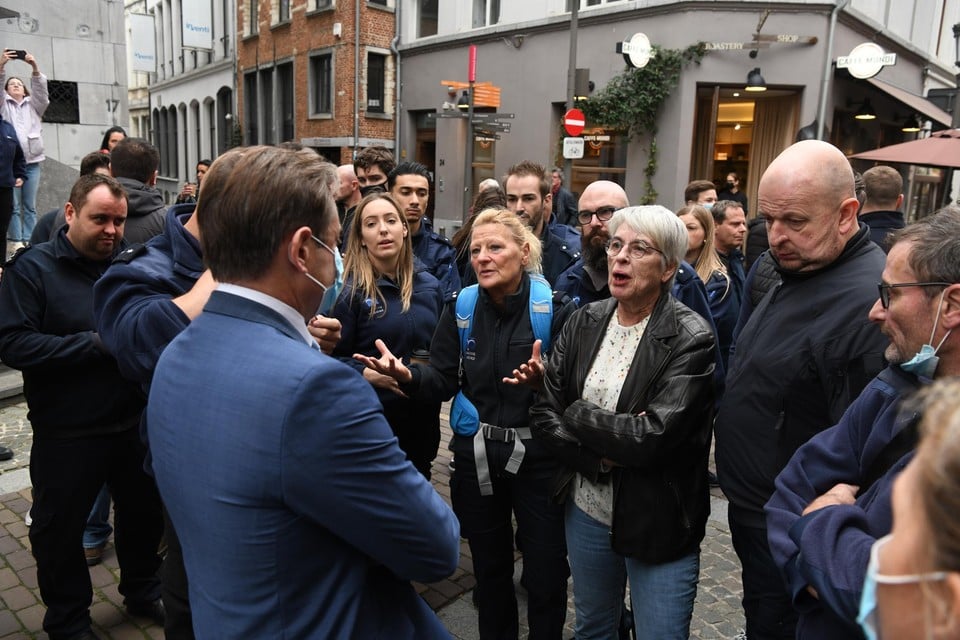 In stoet trokken de cipiers naar het stadhuis, waar ze hun grieven overmaakten aan burgemeester Bart De Wever. 