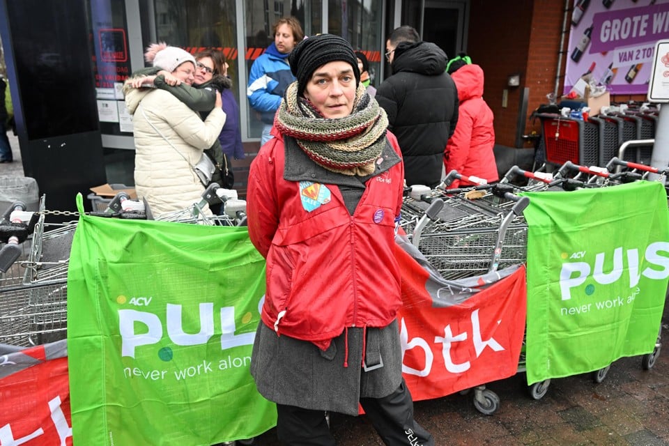 Anik Van den Bosch van de socialistische vakbond BBTK aan de Delhaize-winkel in de Fruithoflaan in Berchem