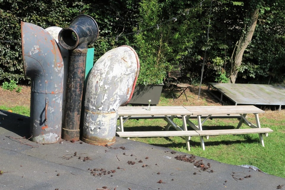 De oude scheepsschoorstenen lijken wel luidsprekers.