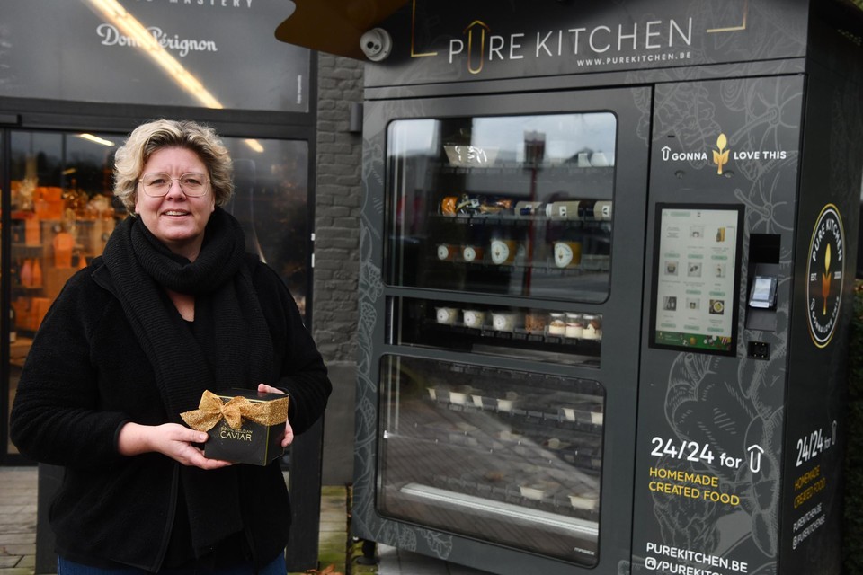 Ilse Delaere staat voor een automaat van Pure Kitchen in Schilde. Je kan er onder meer kaviaar kopen. 