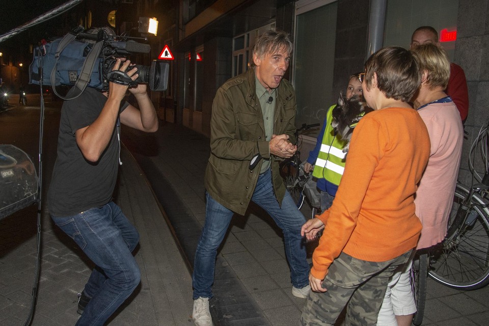 Luk Alloo overvalt enkele fans met een live-interview in de Herentalsstraat.
