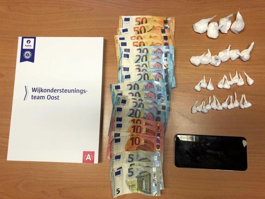 WOT Oost nam 450 euro en dertig gebruikshoeveelheden cocaïne in beslag.