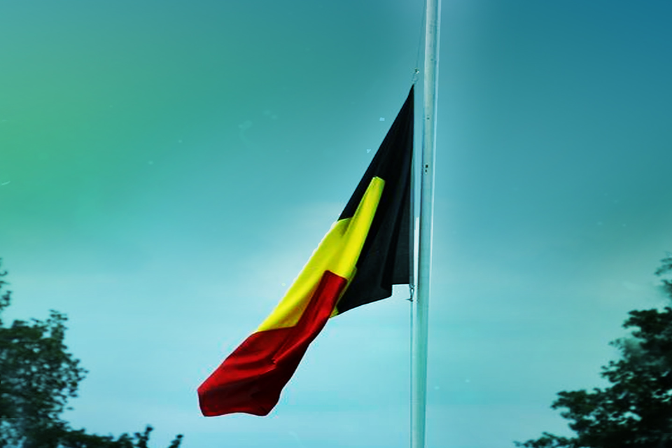 Ook in Hemiksem hangt de Belgische vlag halfstok als teken van nationale rouw.