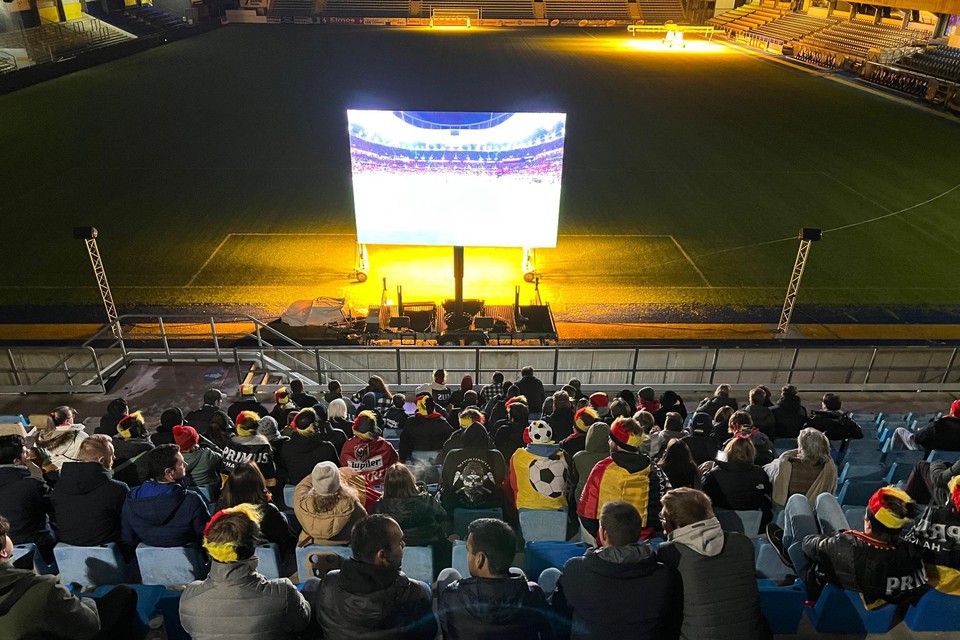 In een stadion kijken naar voetbal op een groot scherm. In Westerlo kan het.