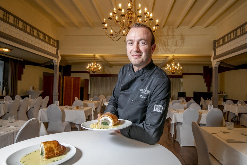 Chef Xander Horemans van De Kookgek toont zijn griet Wellington.